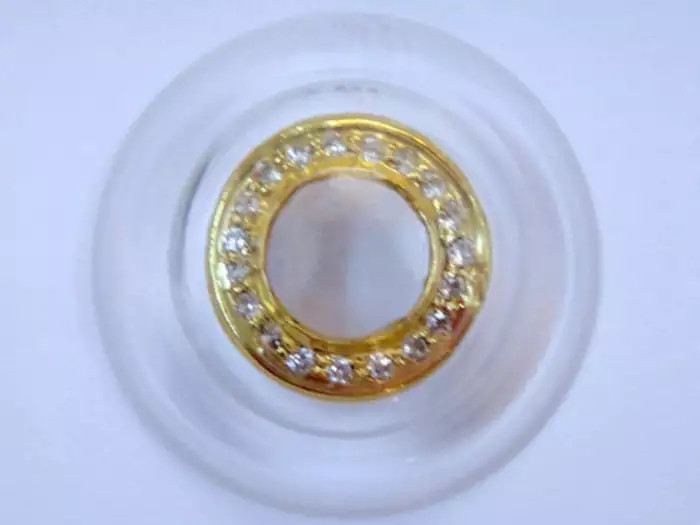 Một chuyên viên đo thị lực người Ấn Độ đã phát triển kính áp tròng bằng vàng và kim cương phiên bản giới hạn 5g. Mỗi cặp trị giá 15.590 USD.