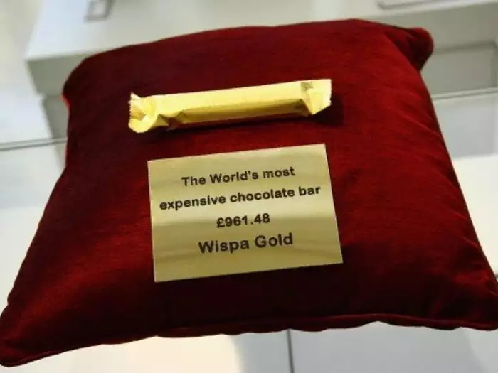 Là một trong những thanh socola đắt nhất thế giới, thanh socola Wispa Gold được bọc trong lá vàng có thể ăn được và được bọc trong lớp giấy gói bằng vàng lá. Thanh này được bán với giá 1.608,22 USD ở London vào năm 2009.