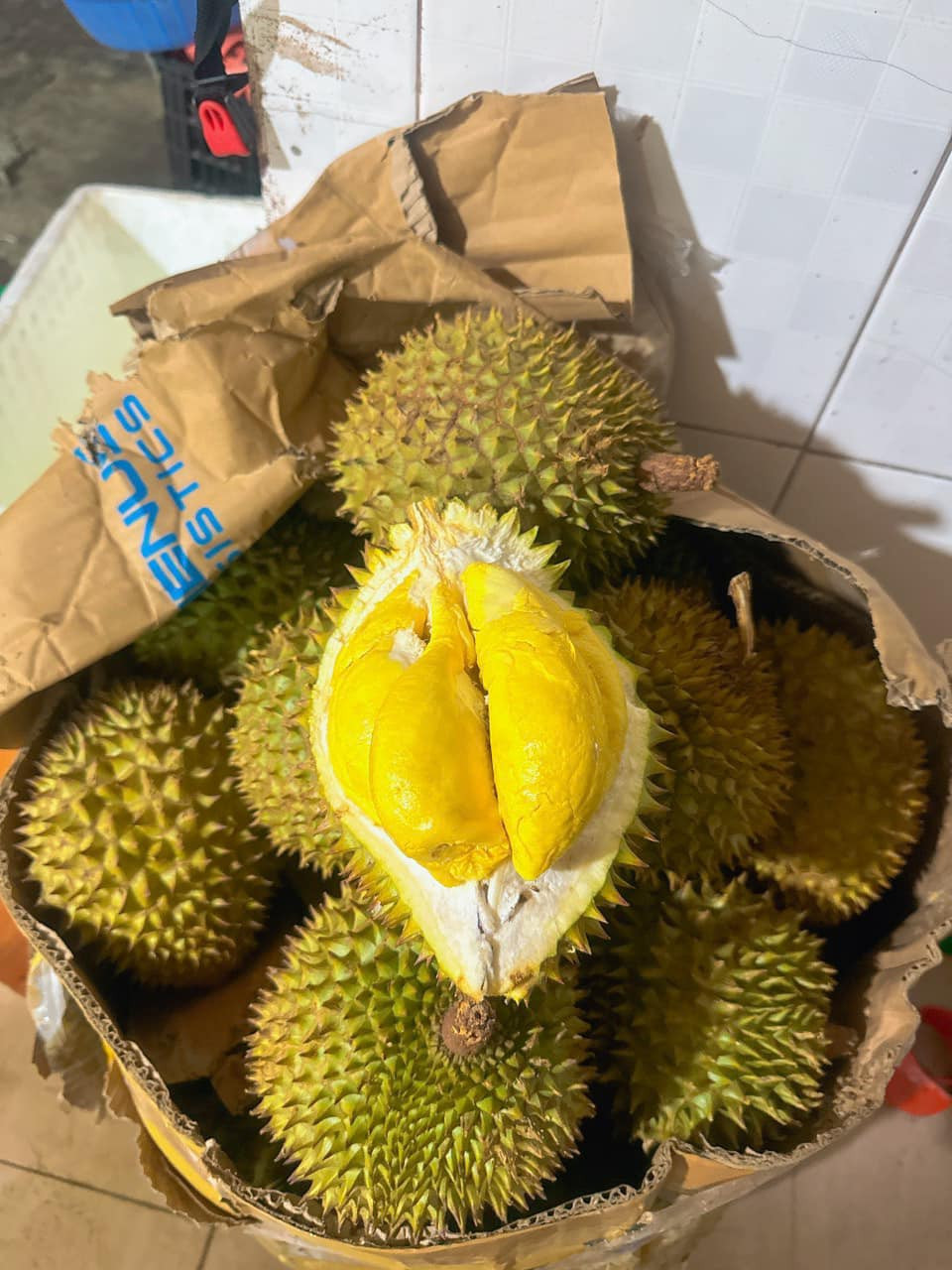 Theo chị Hà (một người bán hàng ở Hà Nội), những năm trước giá sầu riêng mini Thái Lan luôn cao hơn sầu riêng Ri6 hay Monthong trồng tại Việt Nam.