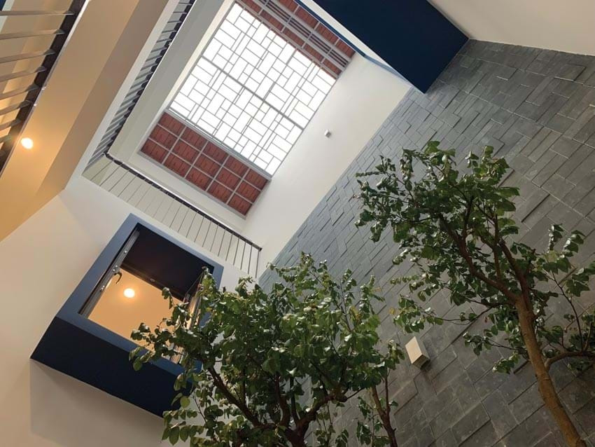 Vì vậy, nếu mặt tường trong giếng trời làm trơn, phẳng sẽ khiến âm thanh bị vang, người ngồi tầng dưới nói chuyện, người tầng trên có thể nghe thấy rõ, làm mất sự riêng tư. Ảnh: Nguoidothi