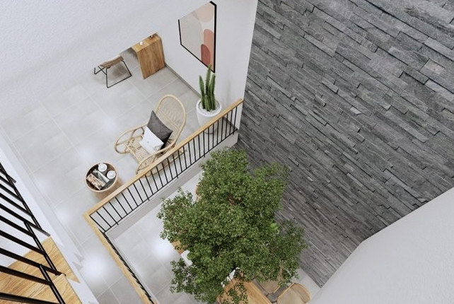 Vì vậy, gia chủ có kinh nghiệm thường sẽ bổ sung phần “tiêu âm” cho không gian giếng trời, bằng cách thiết kế tường sần nhám... Ảnh: Xaydungkienvang