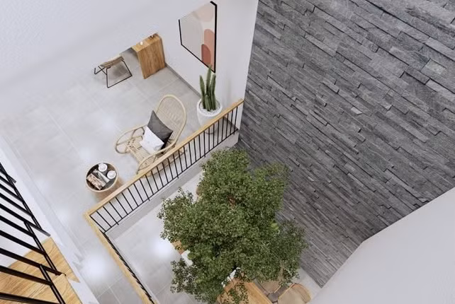 Vì vậy, gia chủ có kinh nghiệm thường sẽ bổ sung phần “tiêu âm” cho không gian giếng trời, bằng cách thiết kế tường sần nhám... Ảnh: Xaydungkienvang