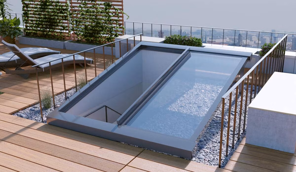 Trong khi đó, mái che di động là giải pháp có thể xử lý những bất tiện này. Mái che giếng trời di động có nhiều loại, tương đương với các mức giá khác nhau cho gia chủ lựa chọn. Ảnh: Happynest