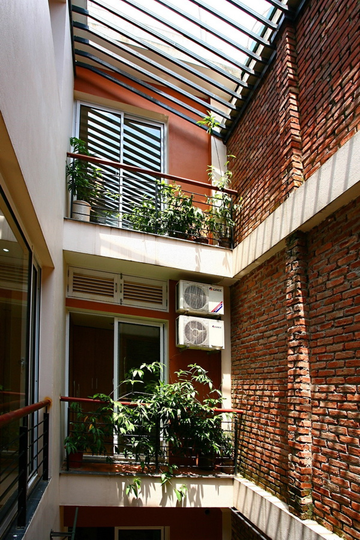 Không thiết kế tiêu âm cho tường giếng trời cũng là sai lầm nhiều gia chủ mắc phải. Âm thanh được truyền trong không gian giếng trời tạo ra hiệu ứng vang và rõ hơn những khu vực khác trong nhà. Ảnh: Giadinh