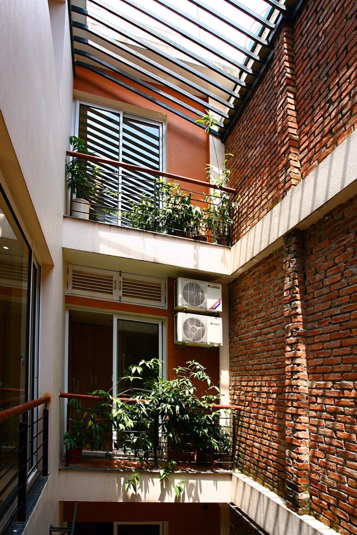 Không thiết kế tiêu âm cho tường giếng trời cũng là sai lầm nhiều gia chủ mắc phải. Âm thanh được truyền trong không gian giếng trời tạo ra hiệu ứng vang và rõ hơn những khu vực khác trong nhà. Ảnh: Giadinh