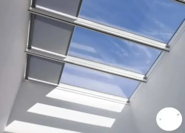 Nhiều gia chủ chuộng mái che giếng trời cố định vì giá thành khá rẻ. Tuy nhiên về lâu dài, gia chủ sẽ cảm thấy rất bất tiện như không thể che chắn giếng trời theo ý muốn, khiến nhiệt độ trong nhà tăng cao... Ảnh: Internet