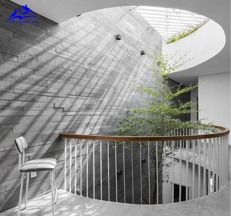 Có thể chọn các loại cây leo như thường xuân, vạn niên thanh hoặc trồng trong chậu với cây hạnh phúc, thiết mộc lan, cây ngũ gia bì (có khả năng đuổi muỗi)... Ảnh: Facebook