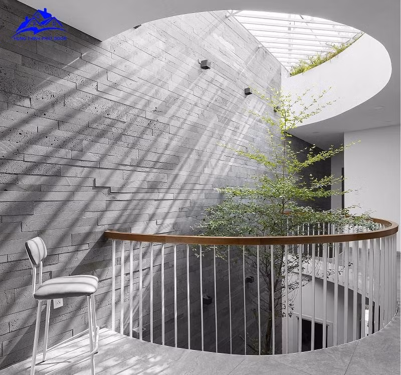 Có thể chọn các loại cây leo như thường xuân, vạn niên thanh hoặc trồng trong chậu với cây hạnh phúc, thiết mộc lan, cây ngũ gia bì (có khả năng đuổi muỗi)... Ảnh: Facebook