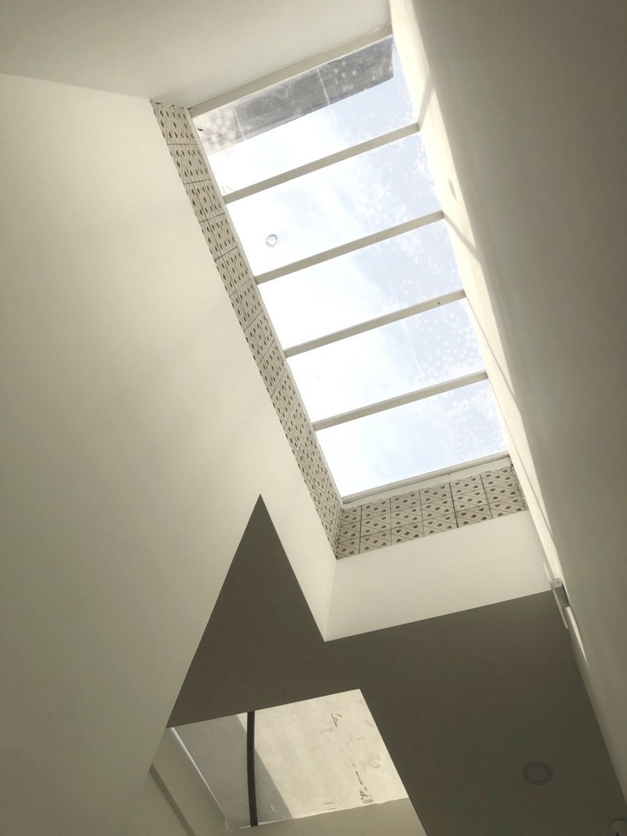 Tường giếng trời phẳng nhẵn là một trong những sai lầm khi thiết kế giếng trời khiến gia "thiệt hại". Bản chất giếng trời là một cái ống nên âm thanh truyền trong giếng trời rất vang và rõ. Ảnh: Dpcons