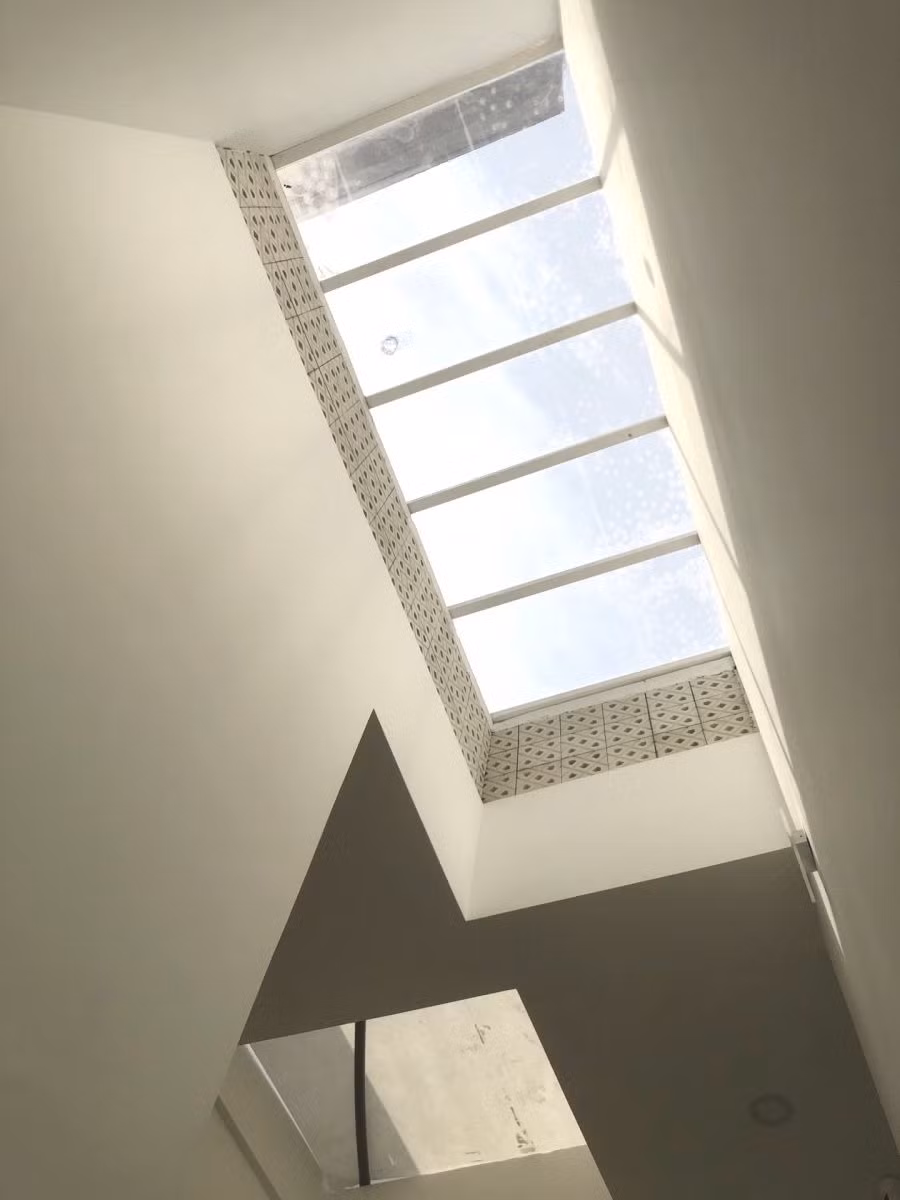 Tường giếng trời phẳng nhẵn là một trong những sai lầm khi thiết kế giếng trời khiến gia "thiệt hại". Bản chất giếng trời là một cái ống nên âm thanh truyền trong giếng trời rất vang và rõ. Ảnh: Dpcons