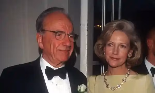 Ông Murdoch và vợ đầu Patricia Bookern có một con gái nhưng tình cảm cha con không mặn mà, theo truyền thông Australia. Tỷ phú 93 tuổi và vợ thứ hai là cựu phóng viên Anna Torv gắn bó từ 1967 đến 1999 và có ba con. Ảnh: The Guardian