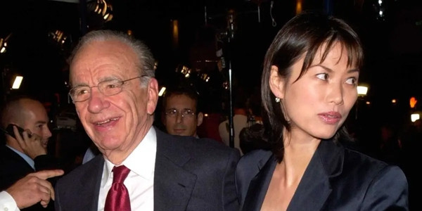 Hai tuần sau khi chia tay người vợ thứ hai năm 1999, ông Rupert Murdoch, khi đó đã 68 tuổi, kết hôn với doanh nhân người Mỹ gốc Hoa Wendi Deng. Vợ chồng tỷ phú Australia có hai con gái trước khi họ ly dị năm 2013. Ảnh: BI