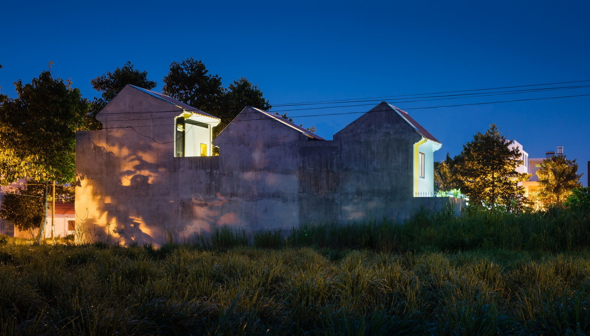 Tổng thể công trình như được chia thành 3 gian nhà đặc trưng, 3 nếp mái ngói thấp thoáng đâu đó văn hóa “tam đại đồng đường” của người Hà Nội.