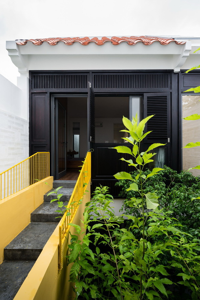 Sự kết nối trong ngôi nhà cũng đầy thú vị và cảm xúc đặc biệt. Kiến trúc sư đặt hai cây cầu làm cầu nối giao thông xuyên suốt các khối nhà. Một cây cầu bê tông dốc nối phòng ngủ chính và phòng làm việc ở tầng 2, một cây cầu thép màu vàng nối phòng thờ với khu vườn bên ngoài.