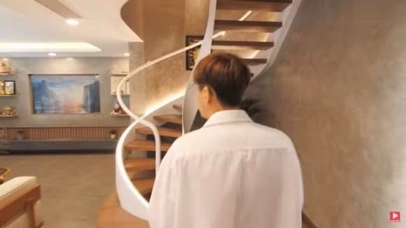 Cầu thang dẫn lên tầng có thiết kế tinh xảo.