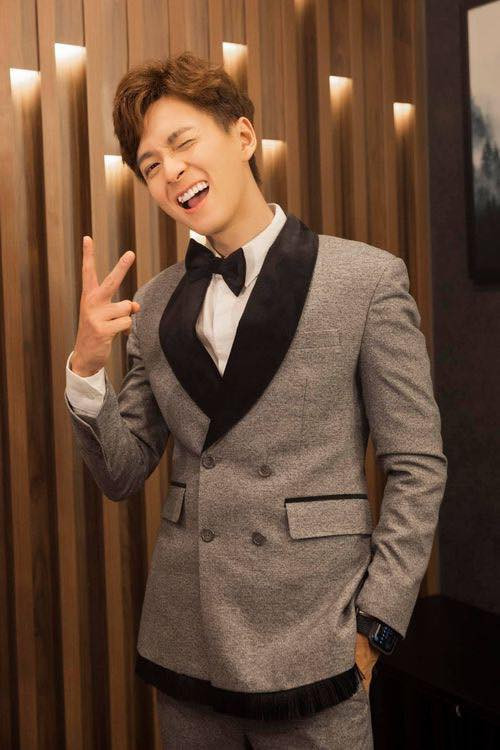 Trong làng giải trí Việt, Ngô Kiến Huy được biết đến với nhiều vai trò khác nhau như ca hát, phim ảnh, TV show... Ngoài ra, Ngô Kiến Huy còn làm chủ nhiều cơ sở kinh doanh. Vì vậy, nam ca sĩ sở hữu khối tài sản đáng nể.