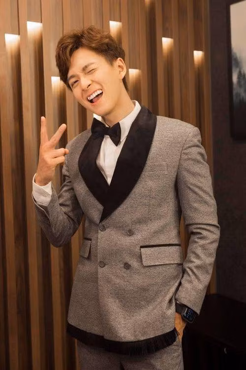 Trong làng giải trí Việt, Ngô Kiến Huy được biết đến với nhiều vai trò khác nhau như ca hát, phim ảnh, TV show... Ngoài ra, Ngô Kiến Huy còn làm chủ nhiều cơ sở kinh doanh. Vì vậy, nam ca sĩ sở hữu khối tài sản đáng nể.