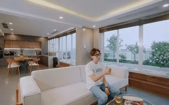 Nam ca sĩ hiện sống trong căn penthouse diện tích lớn, đầy đủ tiện nghi ở TP HCM. Căn hộ được nam ca sĩ mua năm 2022, giá hơn 20 tỷ đồng.