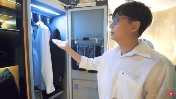 Bên trong phòng ngủ của Ngô Kiến Huy ở tầng 2 có máy giặt và là quần áo tự động.