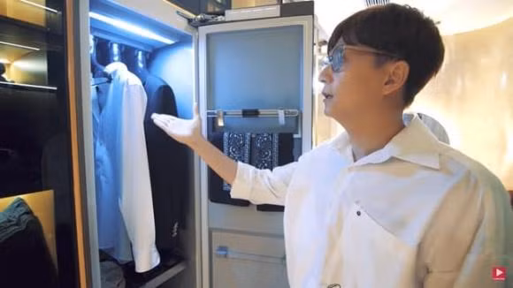 Bên trong phòng ngủ của Ngô Kiến Huy ở tầng 2 có máy giặt và là quần áo tự động.