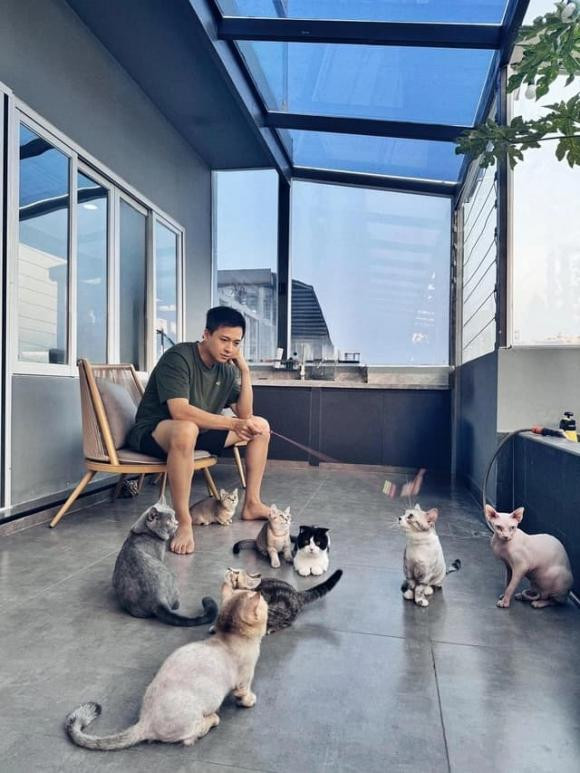 Ngô Kiến Huy còn bố trí khu vực bàn trà để ngồi thư giãn vào mỗi sáng..