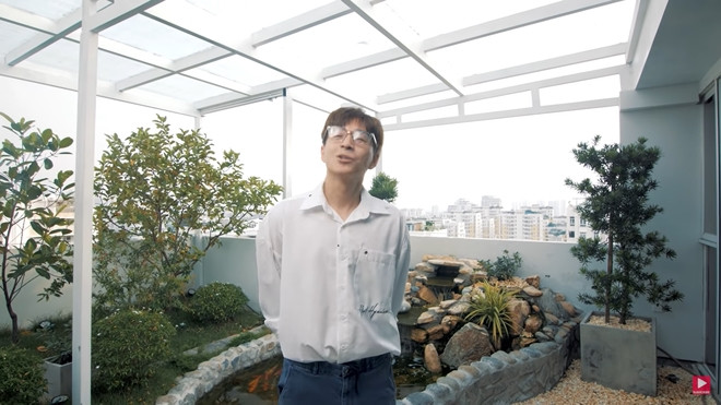 Phía ngoài phòng gym là khu vườn tiểu cảnh với đầy đủ cây cối, hồ cá dù ở trên cao. Nguồn ảnh: FBNV, chụp màn hình