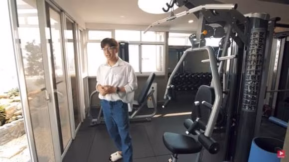 Trong penthouse của Ngô Kiến Huy còn có phòng tập gym.
