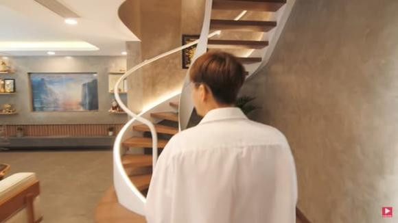 Cầu thang dẫn lên tầng có thiết kế tinh xảo.