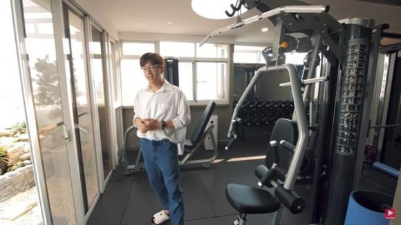 Trong penthouse của Ngô Kiến Huy còn có phòng tập gym.