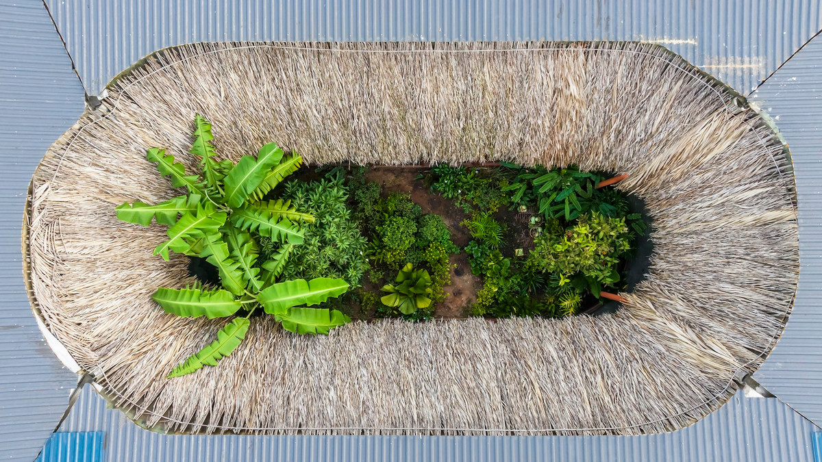 Trung tâm của tòa nhà là khu vườn nhiệt đới, nằm trong khoảng không được khoét rỗng của cấu trúc hình hộp.