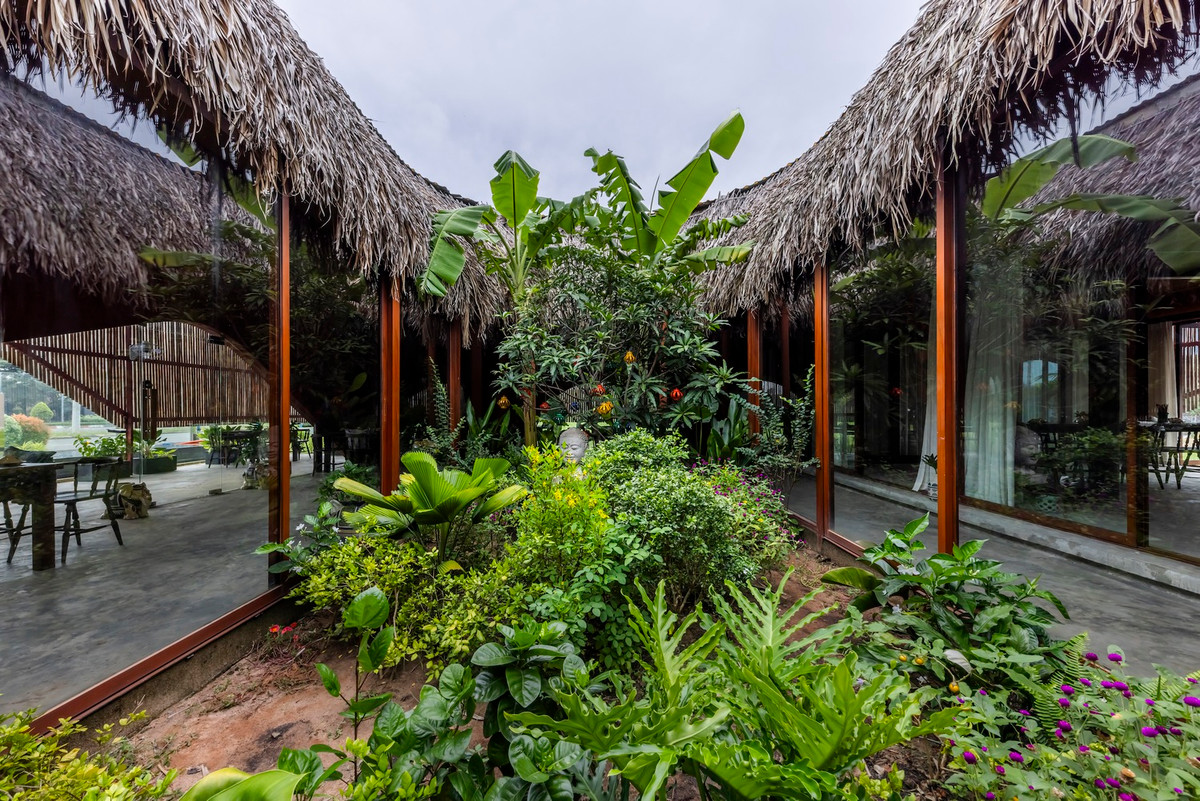 Thiết kế "Layer-on-Layer" của nhà hàng tạo nên một không gian độc đáo, kết hợp hài hòa giữa các yếu tố con người, nước và cây xanh. Sự đan xen liên tục này từ lối vào đến sân vườn mang đến cảm giác thư thái và kết nối với thiên nhiên.