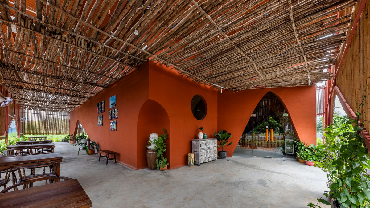 Tường gạch được hoàn thiện bằng sơn kết cấu cọ.