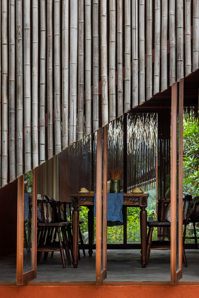 Không gian nhà hàng được bao bọc bởi hệ thống che nắng bằng tre và tường bao tạo nên lớp đệm bảo vệ.