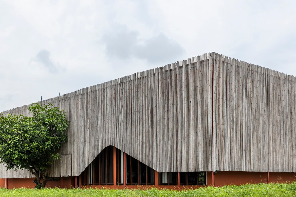 Không gian chính có hình dạng như một chiếc hộp lớn, có chiều cao tỷ lệ thuận với tổng thể các tòa nhà xưởng lân cận.