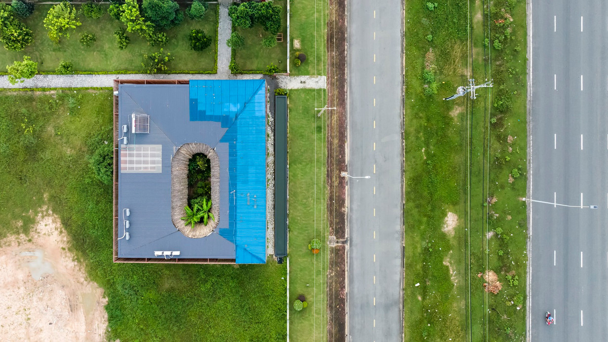 Bể bơi vô cực trải dài khắp mặt tiền, đóng vai trò như một bức màn lọc bức xạ nhiệt từ đường phố và điều hòa không khí trong tòa nhà.