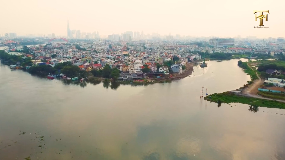 Căn nhà thuộc vị trí đắt đỏ, nằm ở mặt tiền đối diện với bờ sông Sài Gòn, cảnh quan xung quang cũng rất thoáng mát, sạch sẽ. Ảnh chụp màn hình