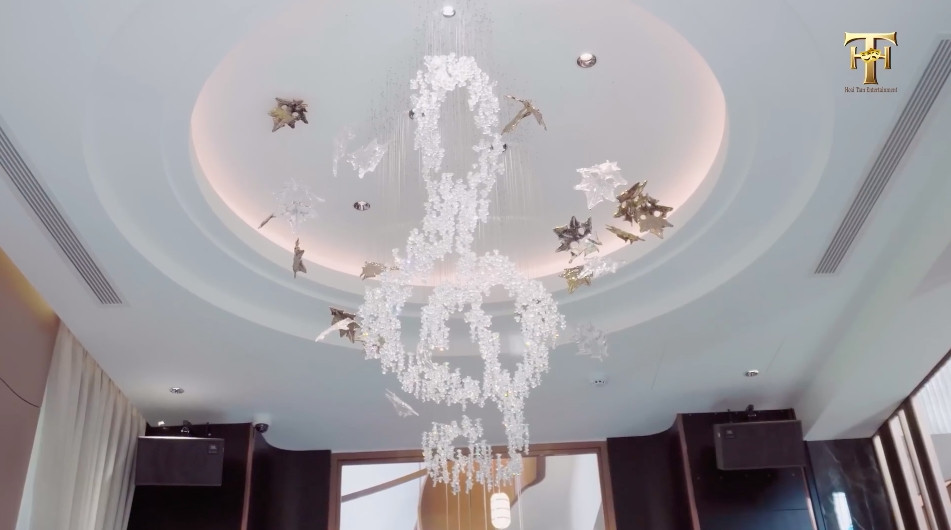 Đáng chú ý nhất là hệ thống đèn pha lê "độc nhất vô nhị", trên thế giới do được đặt thiết kế riêng chứ không phải sản phẩm đại trà trên thị trường. Ảnh chụp màn hình