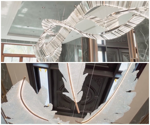 Đèn pha lê hình lông vũ và phím đàn có "1-0-2". Ảnh chụp màn hình