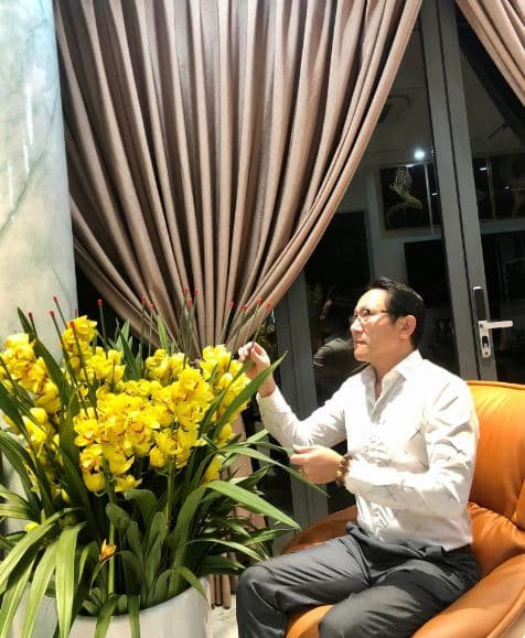 Tại phòng khách, "bố Chải" đặt chậu lan màu vàng rực rỡ. Ảnh: FBNV