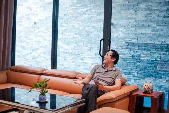 Bên trong nhà là khu vườn nhỏ xanh mướt, nội thất hiện đại với tông màu xám là chủ đạo. Ảnh: House n Home