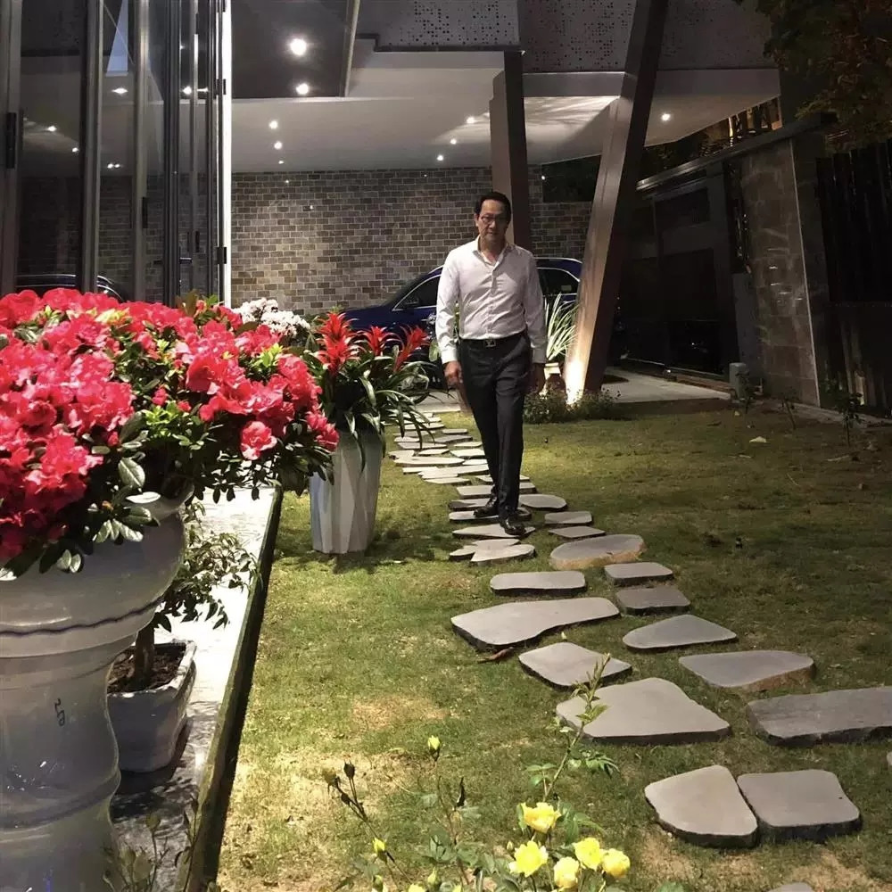 Trong phim, ông Chiểu là đại gia bất động sản, có xe máy đẹp, nhà gạch. Ngoài đời, NSƯT Hoàng Hải cũng có khối tài sản đáng nể sau nhiều năm hoạt động nghệ thuật, trong đó phải kể đến căn biệt thự ở Đà Nẵng. Ảnh: House n Home