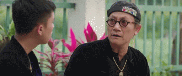 Ngoài sức hút đến từ 2 nhân vật chính, dàn nhân vật phụ trong phim "Đi Giữa Trời Rực Rỡ" cũng gây ấn tượng, một trong số đó là ông Chiểu - bố Chải do NSƯT Hoàng Hải thủ vai. Ảnh: VTV