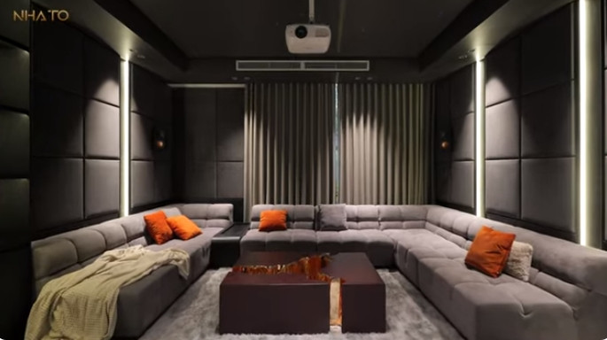 Ngoài ra, không gian tầng 1 còn có 1 phòng ngủ dành cho khách và phòng giải trí cho các con.