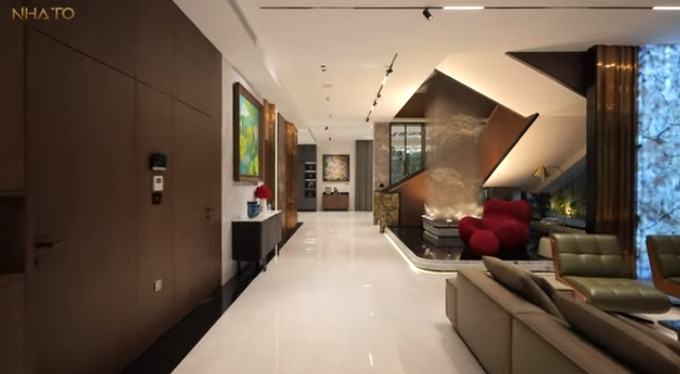 Bên trong căn biệt thự, kiến trúc sư thiết kế không gian mở, để nhiều khoảng trống làm không gian cửa sổ lấy ánh sáng tự nhiên tối đa.