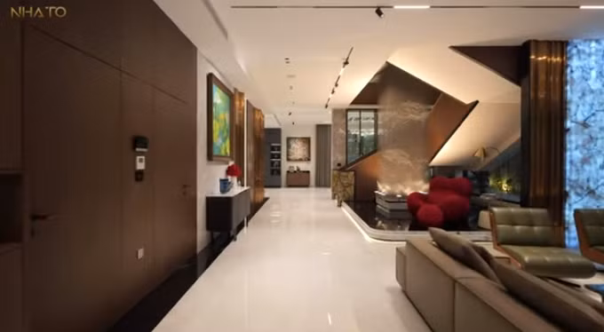 Bên trong căn biệt thự, kiến trúc sư thiết kế không gian mở, để nhiều khoảng trống làm không gian cửa sổ lấy ánh sáng tự nhiên tối đa.