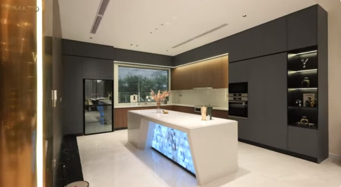 Phòng bếp thiết kế hiện đại, có cửa kính ngắm nhìn không gian xanh bên ngoài.