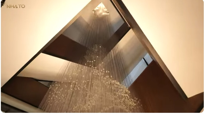 Chiếc đèn chùm cao hơn 12 mét, từ sàn tầng lên đến trần tầng 2 cũng là điểm nhấn của ngôi nhà.