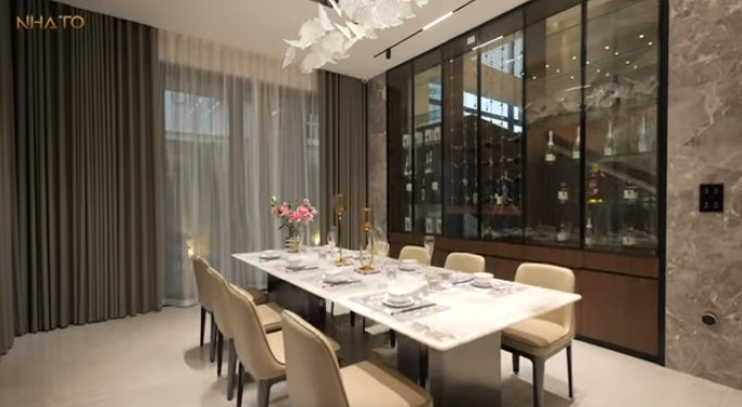 Không gian bàn ăn trang nhã, đủ cho cho 8 - 10 người.