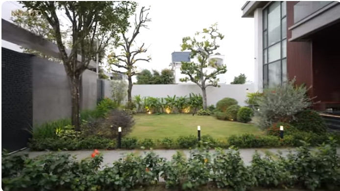 Khu vực sân vườn rộng rãi, có thể tổ chức tiệc đón tiếp bạn bè, người thân.