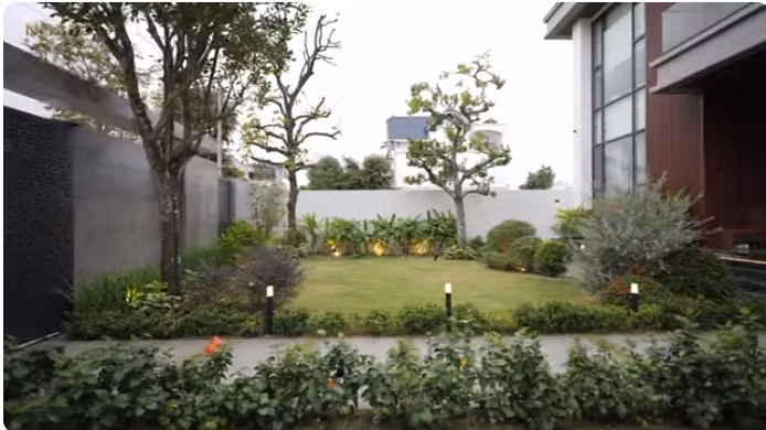 Khu vực sân vườn rộng rãi, có thể tổ chức tiệc đón tiếp bạn bè, người thân.